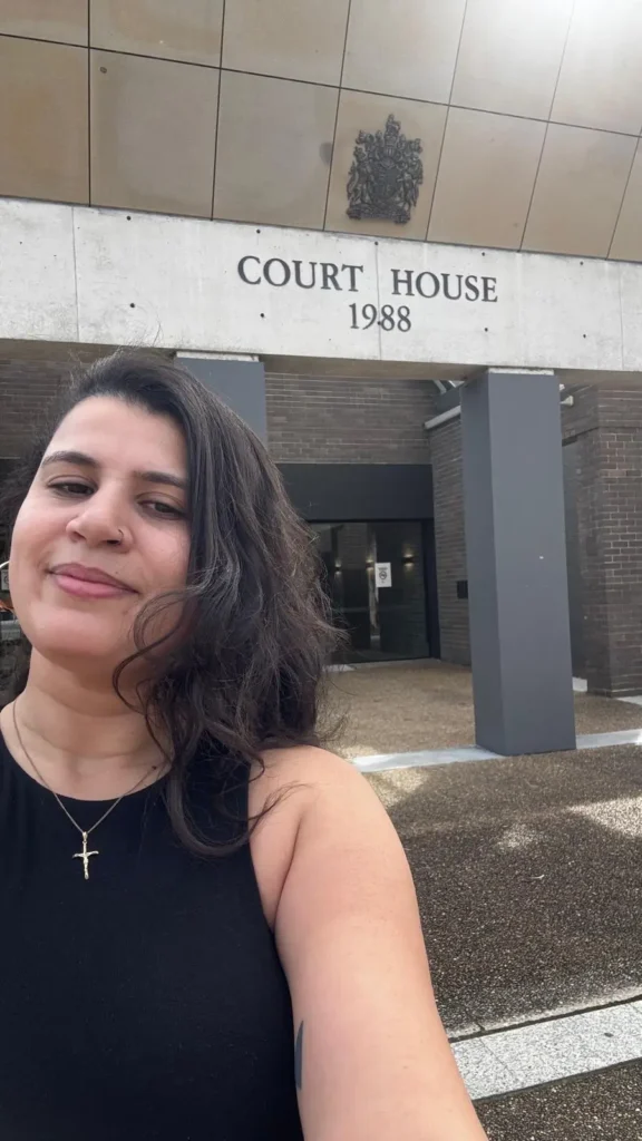 Juliane Leite em frente a um prédio de serviço público em Sydney