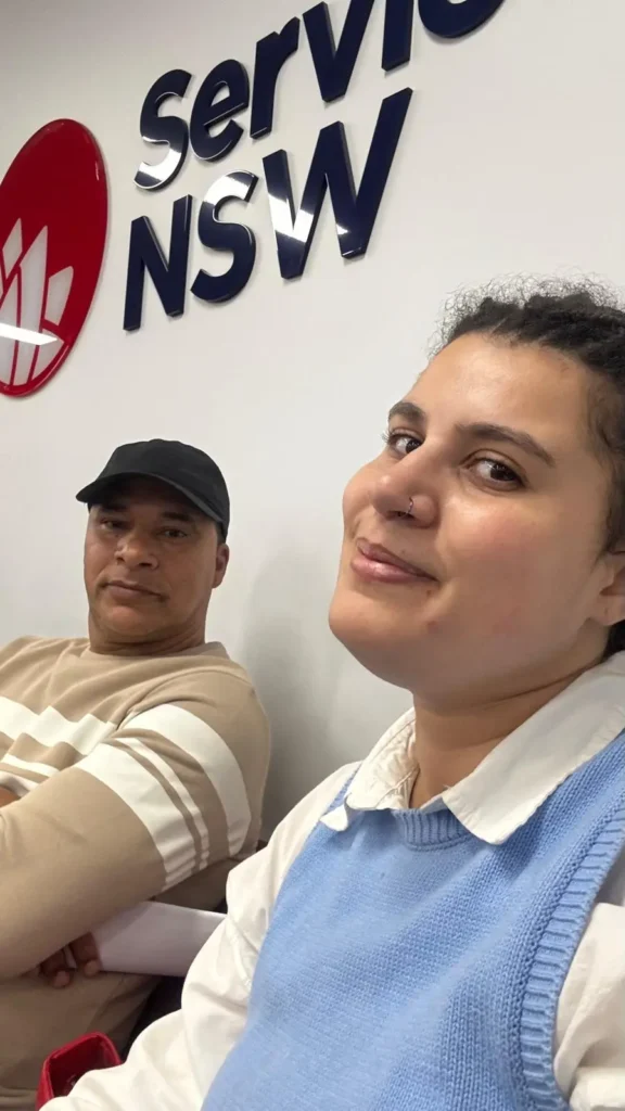Juliane Leite com um cliente em atendimento no Service NSW