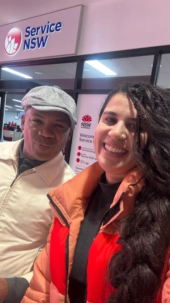 Juliane Leite com um cliente em uma unidade do Service NSW