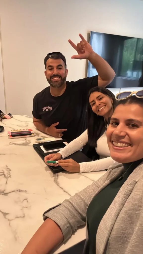 Juliane Leite com clientes organizando documentos