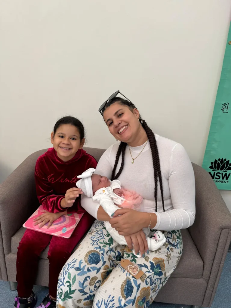 Juliane Leite com uma família e um recém-nascido no hospital
